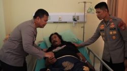 Wujud Nyata Polri Peduli, Kapolres Bekasi Kota Jenguk Ketua Ojol Sabuk Kamtibmas di RSUD