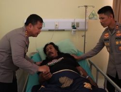 Wujud Nyata Polri Peduli, Kapolres Bekasi Kota Jenguk Ketua Ojol Sabuk Kamtibmas di RSUD