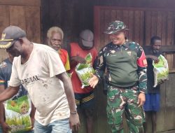 Satgas Yonif 123/Rajawali Bagikan Bantuan Pangan kepada Warga Kampung Binam