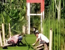 Babinsa Dampingi Pekerja, Rehab Jembatan Gantung Sawang Terus Berjalan