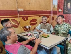Ngobrol Santai di Warung Kopi, Babinsa Serap Aspirasi Warga Desa Mee