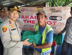 Jaga Jakarta On The Spot : Polsek Pondok Gede Berbagi Paket Beras di Jatibening Baru