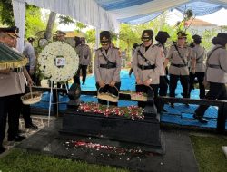 Polwan Polda Metro Jaya Ziarah dan Tabur Bunga di TPBU Giri Tama Bogor