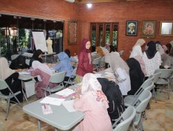 Santriwati PP Al Madrosatul Qur’an Mendapat Pembekalan Menjahit