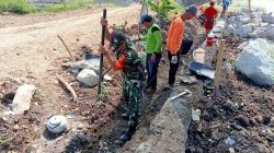 Demi Sawah Tetap Mengalir, Babinsa dan Warga Bergotong Royong Bangun Saluran Irigasi