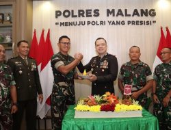 Dandim 0818 Malang-Batu Hadiri HUT Bhayangkara ke-80, Serahkan Tumpeng sebagai Simbol Soliditas TNI-Polri