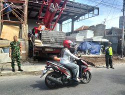 Pacu Kelancaran dan Keselamatan Lalu Lintas, Babinsa Serengan dan Linmas Bantu Pengecoran Rumah Warga