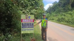 Antisipasi Laka Lantas, Unit Lantas Polsek Ngabang Pasang Peringatan Keras di Titik Rawan Jelimpo