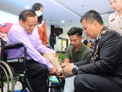 Sentuhan Humanis Hari Bhayangkara ke-80, Kapolres Metro Bekasi Kota Serahkan Bantuan Kaki Palsu