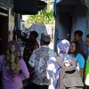 Babinsa Bhabinkamtibmas dan Lurah Joyotakan Edukasi Terkait Pelepasan Stiker Warga Miskin