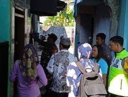 Babinsa Bhabinkamtibmas dan Lurah Joyotakan Edukasi Terkait Pelepasan Stiker Warga Miskin