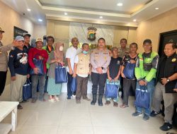 Jumat Peduli, Polsek Cengkareng Salurkan Sembako kepada Sabuk Kamtibmas dan Warga