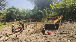 Teh Panas dan Makanan Ringan Menemani Istirahat Pembangunan Jembatan