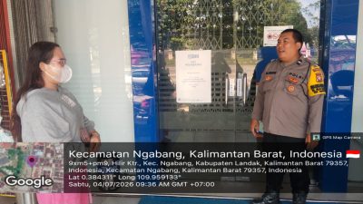 Aksi Humanis Bhabinkamtibmas di Depan ATM Ngabang! Ingatkan Ibu-Ibu Soal Modus Kejahatan, Warga: “Kami Jadi Merasa Aman”