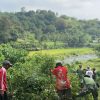 Yonif TP 951/Pandeka Marapi Gotong Royong Bersama Warga Bersihkan Lingkungan di Nagari Simawang