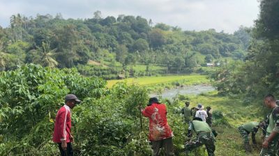 Yonif TP 951/Pandeka Marapi Gotong Royong Bersama Warga Bersihkan Lingkungan di Nagari Simawang