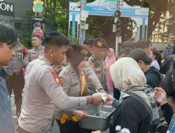 Polda Metro Jaya Gelar Randurlap, Bagikan Makanan Gratis di Bundaran HI