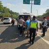 AKSI HUMANIS: Personel Gabungan Polres Metro Bekasi Kota Sigap Tolong Korban Kecelakaan di Flyover Summarecon
