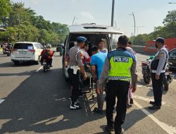 AKSI HUMANIS: Personel Gabungan Polres Metro Bekasi Kota Sigap Tolong Korban Kecelakaan di Flyover Summarecon
