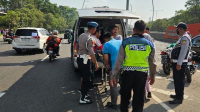 AKSI HUMANIS: Personel Gabungan Polres Metro Bekasi Kota Sigap Tolong Korban Kecelakaan di Flyover Summarecon