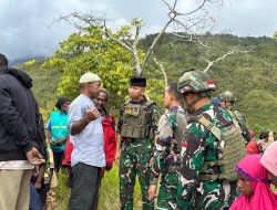 Bahu-Membahu dengan warga, Pos Walesi Satgas Pamtas RI-PNG Kewilayahan Yonif 645/Gardatama Yudha Bersama Warga Asolipele Gelar Gotong Royong Pemakaman