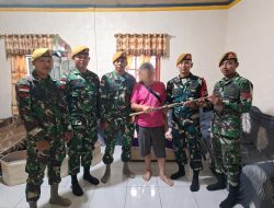 Satgas Pamtas RI-Malaysia Yonarmed 19/Bogani Terima Penyerahan Senjata Api Dari Warga Perbatasan di Kecamatan Sajingan Besar