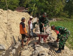 Danramil Gesi Pimpin Karya Bakti Bangun Talud, Warga: Kehadiran TNI Tambah Semangat Gotong Royong