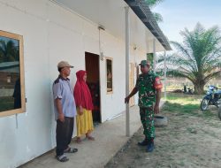 Babinsa Jalin Silaturahmi dengan Warga Huntara, Bangkitkan Semangat dan Kepedulian Lingkungan