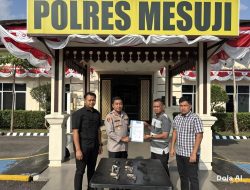 Kapolres Mesuji Terima 9 Senpi Rakitan dan 6 Butir Amunisi yang Diserahkan Sukarela oleh Tokoh Masyarakat