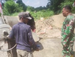 Babinsa Dampingi Pembangunan Jembatan Perintis, Progres Terus Mengalami Kemajuan
