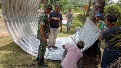 Babinsa Dampingi Warga Merakit Jembatan Aramco, Wujudkan Akses Antar Dusun