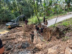 Jembatan Putus Diterjang Banjir, Bakti TNI Bangun Akses Baru bagi Tiga Desa di Nias Utara