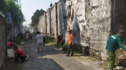 Semangat Gotong Royong Terus Dijaga, Babinsa Koramil Ampel Bersama Warga Bersihkan Jalan Desa