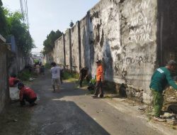 Semangat Gotong Royong Terus Dijaga, Babinsa Koramil Ampel Bersama Warga Bersihkan Jalan Desa