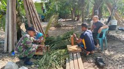 Babinsa Singgah di Rumah Warga, Ikut Bantu Merangkai Sapu Lidi Sambil Jalin Komsos