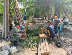 Babinsa Singgah di Rumah Warga, Ikut Bantu Merangkai Sapu Lidi Sambil Jalin Komsos