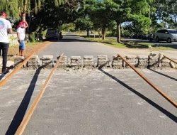 Buntut Sengketa Lahan, Keluarga Lawalata Kembali Tutup Jalan Strategis di Kota Namlea, Pemda Tempuh Jalur Negosiasi