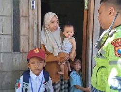 Bikin Haru! Satlantas Gresik Antar Siswa SD yang Tersesat Pulang Sekolah