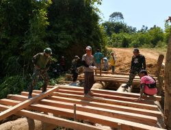 Satgas Pamtas RI-Malaysia Yonarmed 19/Bogani Bersama Warga Gotong Royong Bangun Jembatan