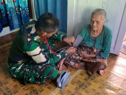 Peduli Kesehatan Masyarakat Perbatasan, Pos Mentari Satgas Pamtas Yonarmed 13/Nanggala Gelar Pelayanan Medis Door-to-Door di Desa Badau
