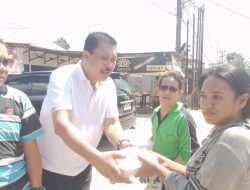 Kegiatan Rutin DPC Horas Bangso Batak (HBB) Kota Palembang Bagi Nasi Pengguna Jalan dan Warga Sekitar