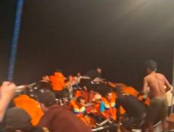 Tim Gabungan Evakuasi Kapal Wisata KM Armada Mulia yang Mengalami Kecelakaan Laut di Perairan Bima