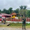 Pos Muara Nawa Satgas Pamtas RI-PNG Kewilayahan Yonif 645/Gardatama Yudha Bersama Warga Kampung Muara Nawa Melakukan Pembersihan di Sebuah Bangunan Paud Sindikoto