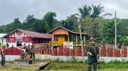 Pos Muara Nawa Satgas Pamtas RI-PNG Kewilayahan Yonif 645/Gardatama Yudha Bersama Warga Kampung Muara Nawa Melakukan Pembersihan di Sebuah Bangunan Paud Sindikoto