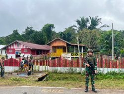 Pos Muara Nawa Satgas Pamtas RI-PNG Kewilayahan Yonif 645/Gardatama Yudha Bersama Warga Kampung Muara Nawa Melakukan Pembersihan di Sebuah Bangunan Paud Sindikoto