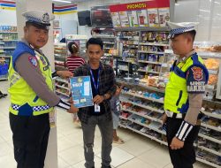Polres Mesuji Tingkatkan Pelayanan, Anggota Piket Regu III Sat Lantas Sosialisasikan Aplikasi App Siger Presisi kepada Masyarakat