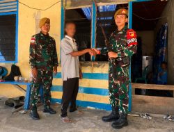 Satgas Pamtas RI-Malaysia Yonarmed 19/Bogani Terima Penyerahan Senjata Rakitan Dari Warga di Bengkayang