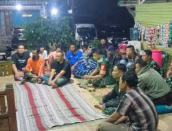 Anggota TNI Kodim 0725/Sragen Bersama Masyarakat Nobar Piala Dunia