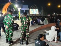Anggota TNI Kodim 0725/Sragen Bersama Masyarakat Nobar Piala Dunia di jajaran kodim 0725/Sragen