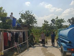 Babinsa Gesi Kawal Distribusi 16.000 Liter Air Bersih untuk Warga Terdampak Kemarau